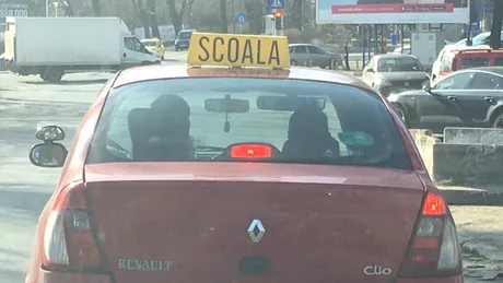 Numărul acestei maşini de şcoală te va face să te gândeşti la prostii - FOTO din Bucureşti