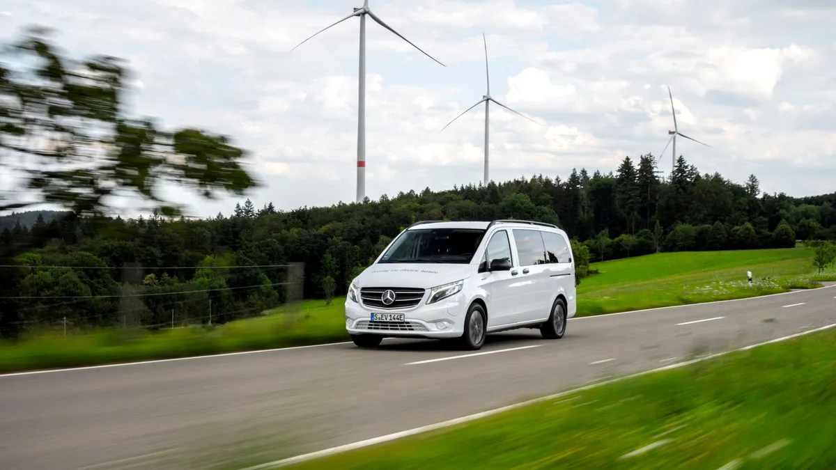 Noul Mercedes-Benz eVito Tourer. Modelul are o baterie de 90kW cu o autonomie de 421 km