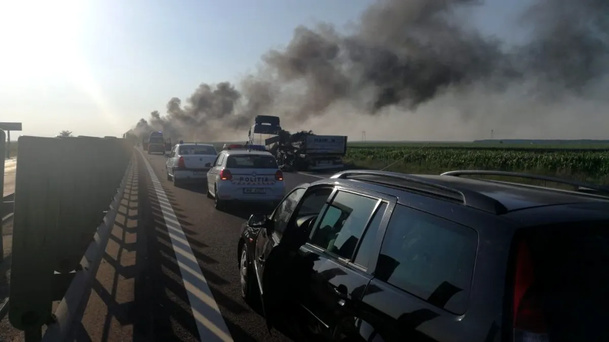 Un TIR a luat foc pe Autostrada Soarelui - FOTO
