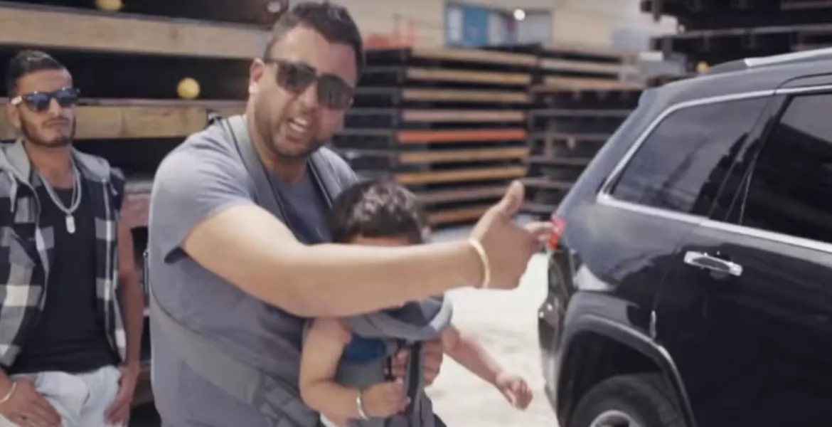 VIDEO Ce faci când maşina cumpărată se dovedeşte a fi o rablă? Faci o melodie rap cu un clip bestial