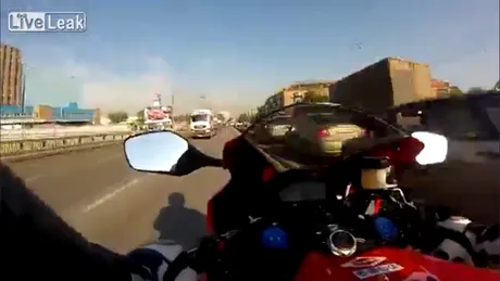 Knight Rider de Rusia - cum scapă un biker de trafic! VIDEO