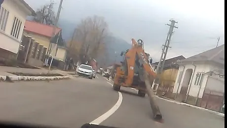 Imagini incredibile cu un excavator care târăște o țeavă de metal pe șosea - VIDEO