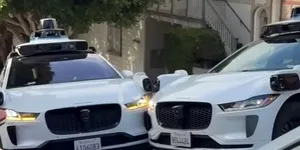 Trei taxiuri autonome Waymo s-au blocat reciproc în trafic. Pentru deblocare a fost nevoie de intervenție umană