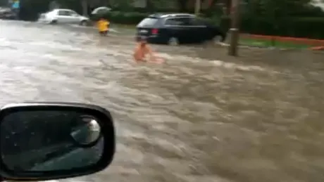 12 intervenţii în Capitală şi în Ilfov pentru degajarea apei, după ploaia din weekend. VIDEO