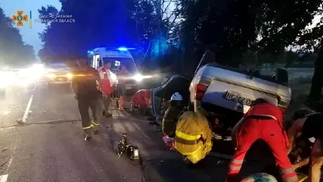 Un VW Golf cu 7 copii în portbagaj a fost implicat într-un accident. În mașină erau 16 persoane - FOTO