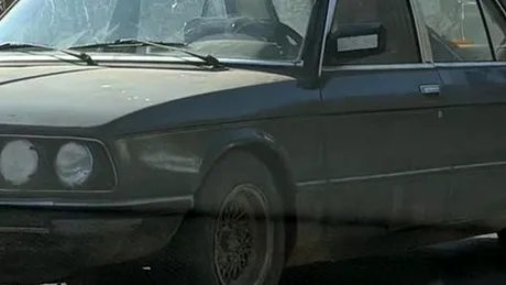 „Bijuteriei” i-ar sta mai bine într-un muzeu: Automobil rar, surprins în weekend pe Valea Oltului, cu remorcă