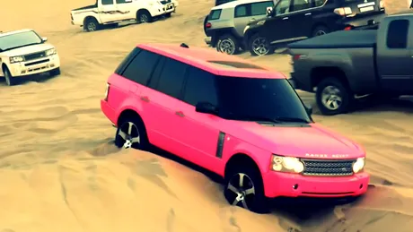 VIDEO: Blocat în nisip, cu un Range Rover roz