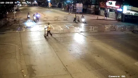 Cel mai hotărât scuterist: cu toată viteza înainte spre bariera lăsată - VIDEO