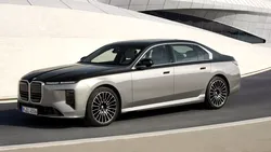 BMW prezintă Seria 7 facelift, actualizare majoră pentru limuzina de lux. i7 ajunge la 728 km autonomie WLTP