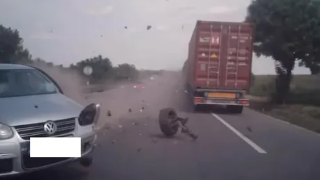 Şoferul unui Golf este filmat cum repetă o greşeală de mai multe ori pe E85 „drumul morţii”. În final provoacă un accident