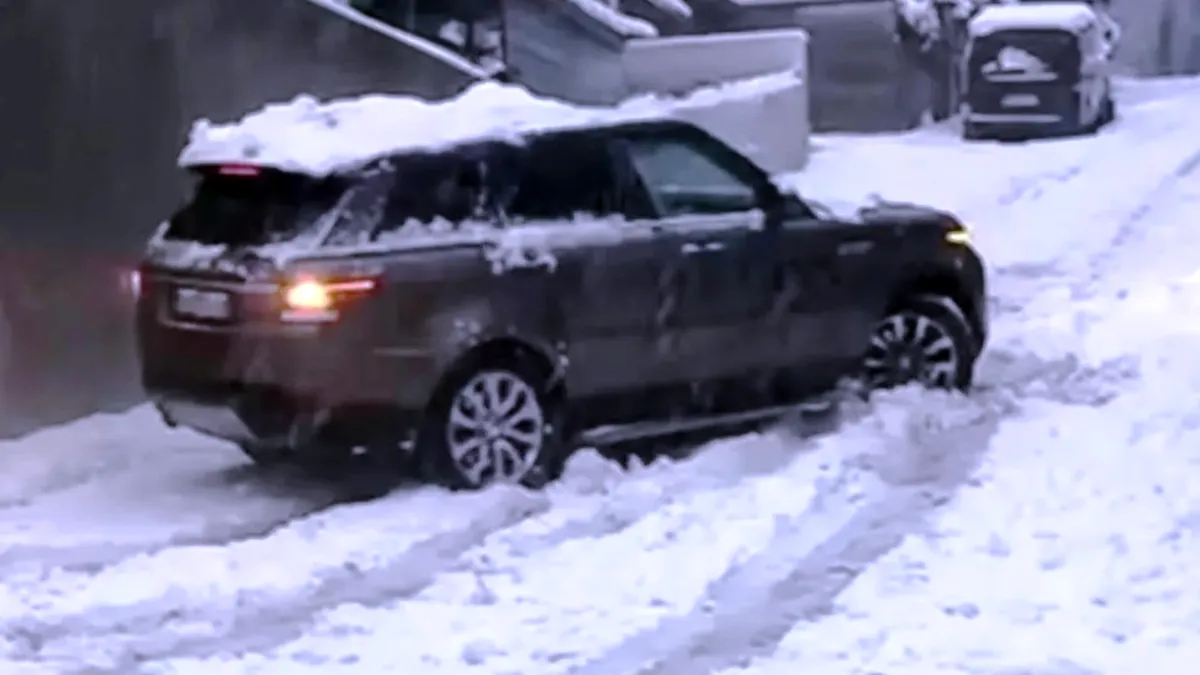VIDEO: Un Range Rover, incapabil să urce pe o stradă acoperită cu zăpadă
