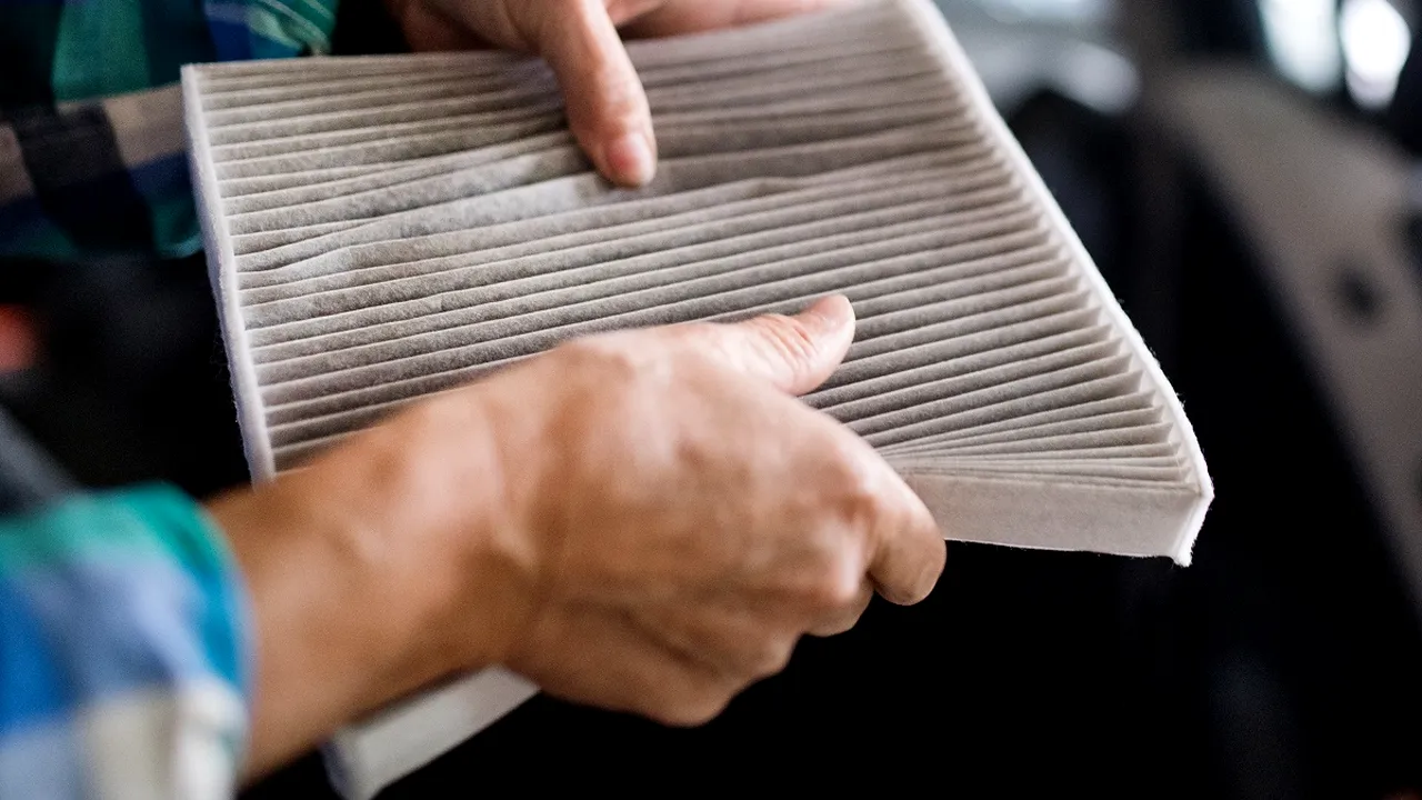 simptome-filtru-de-polen-înfundat-ce-se-întâmplă-dacă-circuli-cu-un-filtru-îmbâcsit 