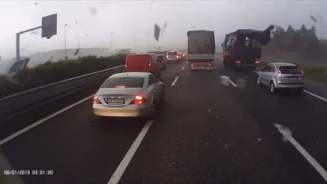 Cum arată o tornadă pe autostradă, în Italia. VIDEO