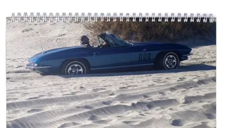 A făcut un calendar cu fotografiile mașinilor împotmolite pe plajă