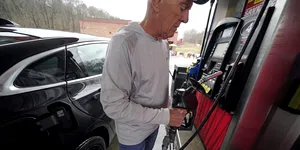 Motorina a trecut de 9 lei și benzina s-a scumpit cu 15 bani! Unde se vinde cel mai ieftin carburant și ce urmează