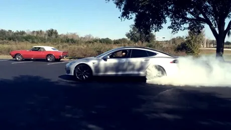 Duel de burnout: Tesla S vs. Pontiac Firebird. Cine învinge?