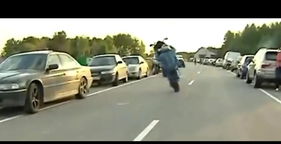 VIDEO: Cea mai scurtă demonstraţie pe motocicletă!