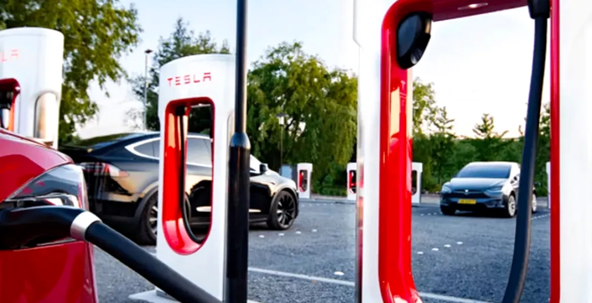 Germania a găsit încărcătoare Tesla Supercharger ca fiind ilegale