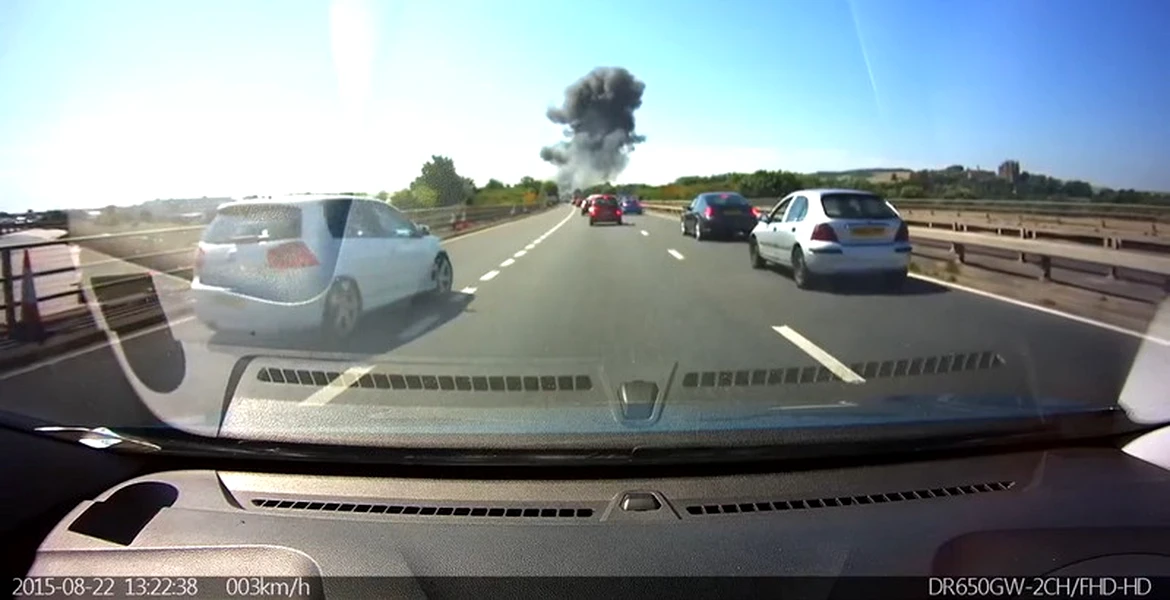 Un avion de vânătoare s-a prăbuşit pe o autostradă din Marea Britanie în timpul unui show aerian. VIDEO