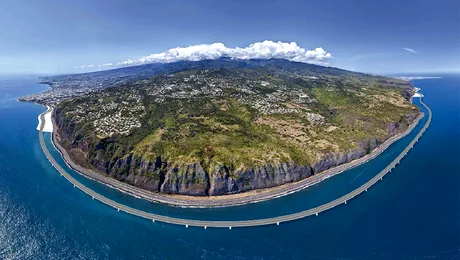Cel mai scump drum din lume: 200 milioane euro/KM. Șoseaua e suspendată deasupra oceanului, pe o insulă vulcanică