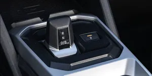 Greșeala pe care mulți șoferi o fac când parchează o mașină automată. Ce trebuie să faci înainte să selectezi „Park”