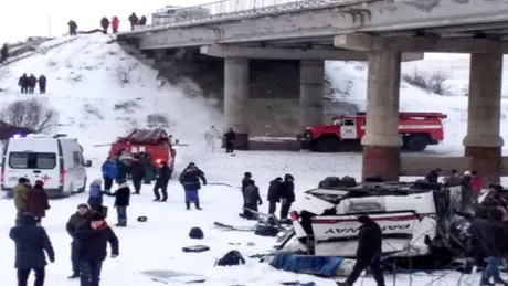 Un autobuz a căzut de pe un pod în Rusia. Bilanțul victimelor