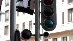 Roma ar putea deveni primul oraș din Europa care introduce semaforul cu patru culori pentru mașini autonome
