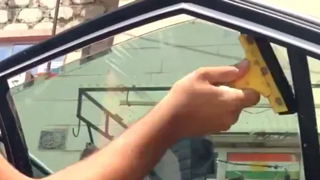 Cum să-ţi pui geamuri fumurii pe maşină într-un minut şi 14 secunde. Pe ceas - VIDEO
