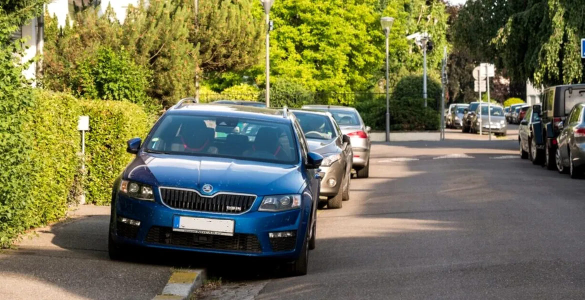 Ce se întâmplă dacă parchezi mașina jumătate pe trotuar, jumătate în stradă? Reguli, obligații și amenzi foarte mari în 2025