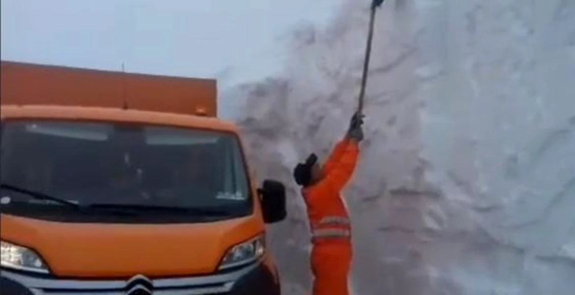 Zăpadă de 4 metri pe Transalpina, mai înaltă decât utilajele de deszăpezire – VIDEO