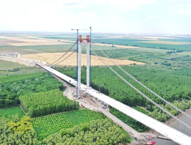 Ultimul din cele 86 de segmente de tablier metalic a fost montat la podul suspendat de la Brăila