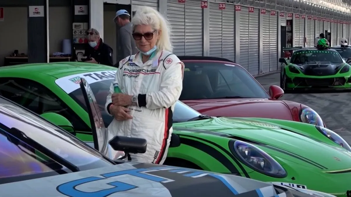 Bunica vitezomană. Cea mai bătrână posesoare de Porsche 911 GT3 RS iese pe circuit