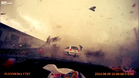 Taifunul Soudelor: cât de devastatoare poate fi o tornadă care te prinde în maşină. VIDEO