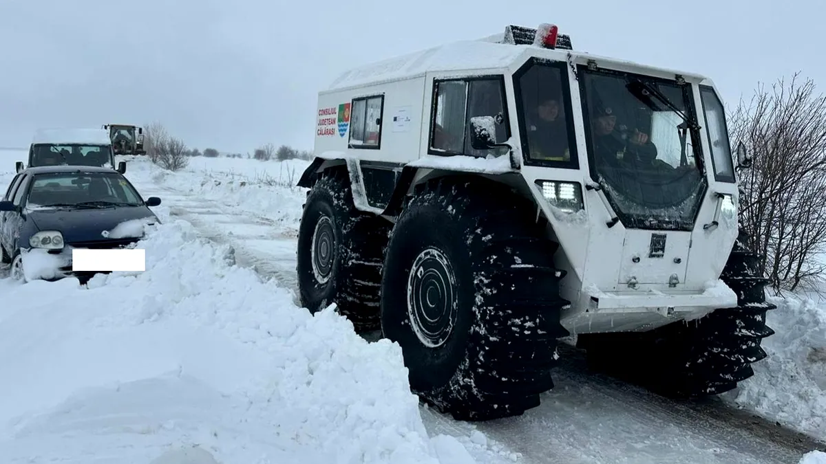 Video / ISU Călărași scoate la intervenție SHERP, utilajul ucrainean care trece prin zăpadă ca un tanc