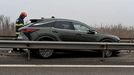 Incident neobișnuit pe Autostrada A1: mașină desprinsă de pe platformă, blocată între glisiere