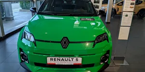 Cum a reușit Renault să depășească vehiculele electrice chinezești ieftine și să obțină profit în prima jumătate a anului