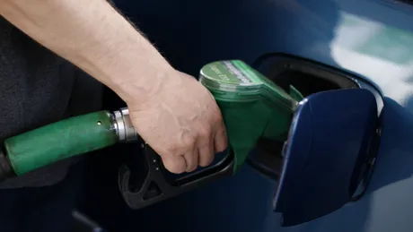 Carburanţii ar trebui să fie mai scumpi cu 20 de bani pe litru