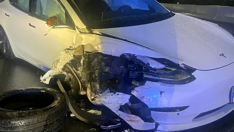 O mașină Tesla pe Autopilot a lovit din nou o mașină de poliție staționată