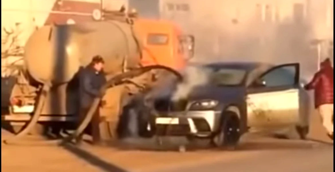 Un BMW în flăcări a fost stins cu… vidanja – VIDEO