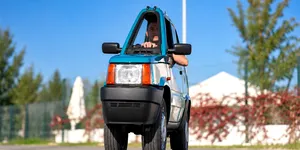 Un FIAT Panda a ajuns de la dezmembrări în Cartea Recordurilor: A fost „comprimat” în doar 50 cm, dar tot funcționează