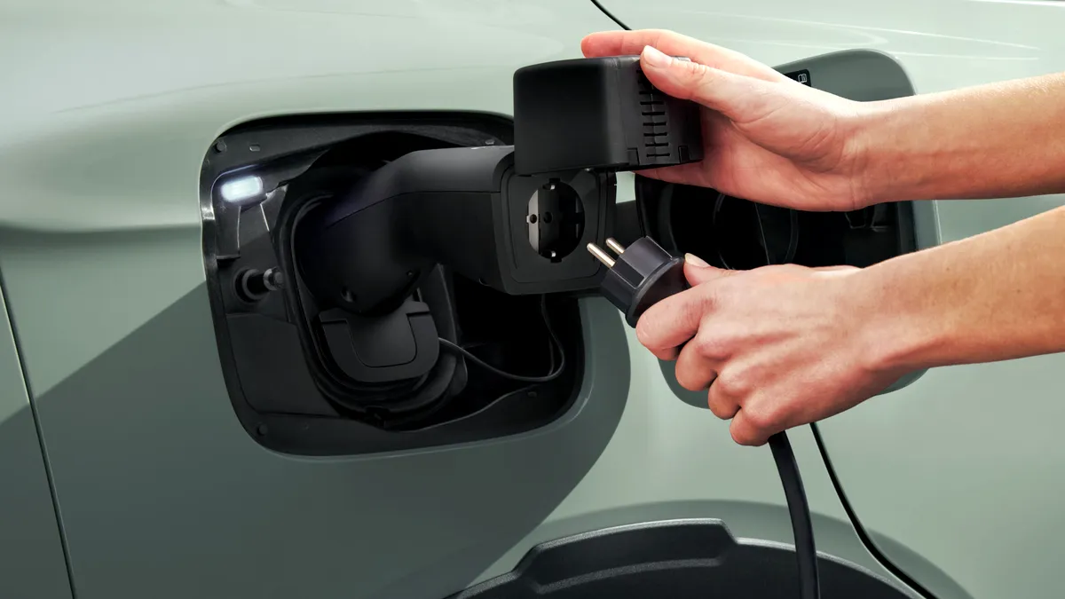 Mașina electrică ar putea deveni sursă de energie pentru locuință. Avantajele încărcării bidirecționale