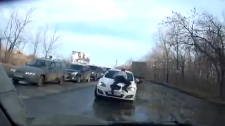 Nu e bine să te pui în faţa unei maşini. În Rusia, cel puţin... VIDEO
