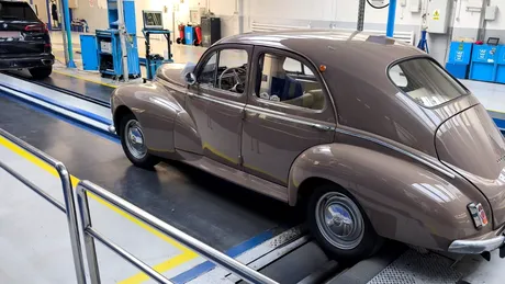 Un Peugeot 203 din 1958 a atras toate privirile la o stație RAR din București. Mai puțin de cinci astfel de exemplare mai există în România