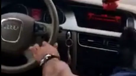 VIDEO. Şofer care se filmează în timp ce conduce maşina de pe scaunul din dreapta
