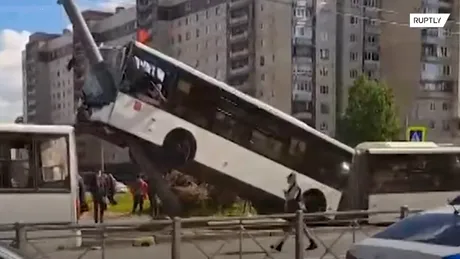 Accident bizar în Rusia. Un autobuz s-a urcat pe un stâlp de electricitate