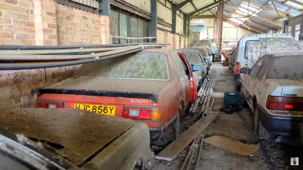 Mai multe mașini au fost găsite abandonate într-un depozit. Printre ele BMW, Ford și Range Rover - VIDEO