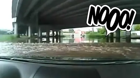VIDEO: ploi şi pasaje inundate? Nu luaţi exemplul şoferului de faţă!