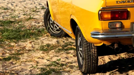 O Dacia 1300 pozată pe o plaja din Grecia face furori pe internet