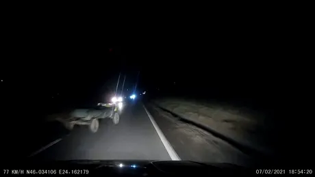 Căruță surprinsă circulând haotic printre mașini pe un drum național - VIDEO