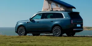 Noul SUV Xiaomi are un cort integrat în plafon și 11 moduri de a reconfigura scaunele în interior